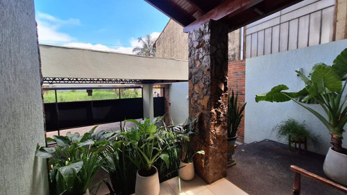 Vendo Casa Amoblada Con Piscina En El Centro De Encarnación: 4 Habitaciones Y 4 Baños
