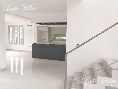 Imagen 6 de 17 de Venta - Casa En Los Naranjos