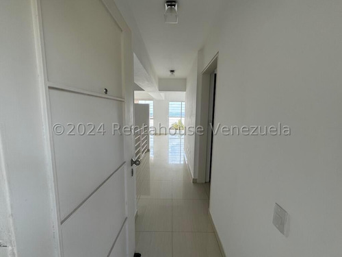 Espectacular Apartamento Duplex Con Clima De Montaña Y Terraza, Urb. Alto Hatillo. Mo 24-24908
