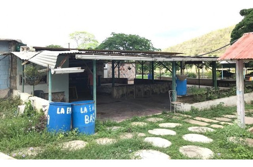 Raiza Suarez Vende Granja Turística En La Ensenada, A Solo Minutos De Barquisimeto Y Yaritagua, Licencia De Licores, Piscina, Cancha De Bolas, Salón De Fiestas, Dos Restaurantes, Caney 2 3 3 3 2 4 8