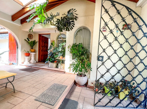Amplia Y Luminosa Casa Con Ubicación Privilegiada Vitacura