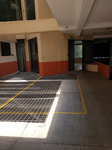 Oficina Amplia, Con Excelente Ubicación Se Aceptan Créditos
