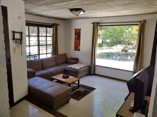 Casa De 3 Dormitorios Y 2 Baños