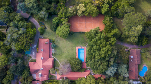 Quinta Con Gran Pileta, Quincho, Cancha De Tenis