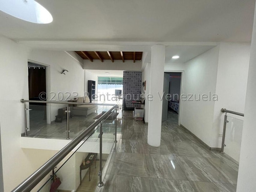 23-30160 Venta Hermosa Casa, Completamente Remodelada Y Decorada Con Muy Buen Gusto