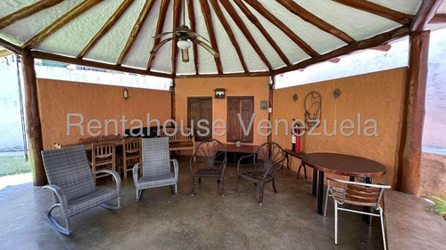Casa En Venta En Los Palos Grandes Con Terreno Único Kg Negociable