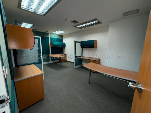 Oficina En Alquiler En Ccct En Chuao. Cecilia Gutierrez. 244-15915