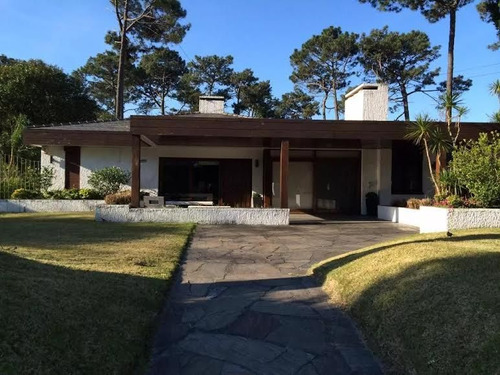 Alquiler Anual Casa 5 Dormitorios Playa Mansa Con Cochera Y Piscina Exterior.