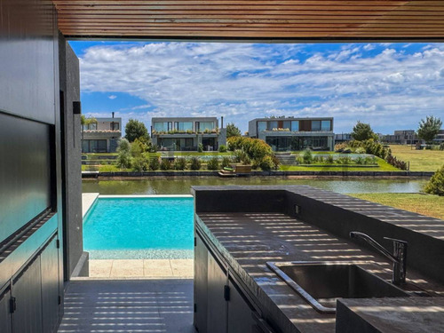 Casa Al Agua En Virazón Nordelta Con 4 Suites Y Tercera Planta.