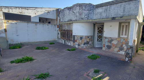 Casa En Venta De 3 Habitaciones, Cochera Y Patio A Reciclar En San Lorenzo