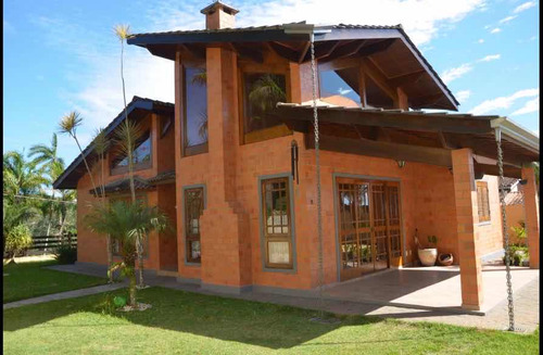 Casa Em Condomínio Fechado Com Piscina E Churrasqueira.