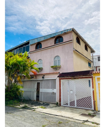 Piedra Azul. Venta Casa 189m2 3h+s/2.5b/1p. 2341