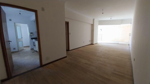 Departamento 2 Dormitorios En Venta. Pleno Centro, Laprida Al 100