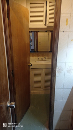 Oficina Al Frente, Muy Bien Ubicada En Ciudad Vieja, Con Todos Los Servicios Cerca Y En Una Calle Excelente Para Ubicar Su Empresa