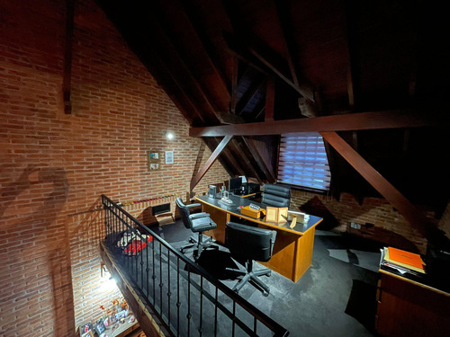 Chalet De Categoría 8 Amb. 484 M² Cub. C/ Garaje Para 2 Autos Y Parque C/ Pileta - Haedo