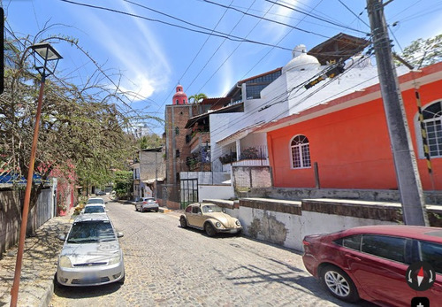 Casa Ubicada En Colonia El Caloso, Puerto Vallarta Jalisco. Con 5 Recamaras Y 185m2. A Unos Minutos De Malecón De Puerto Vallarta.