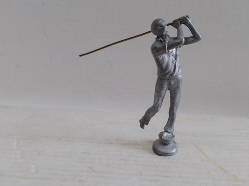 Adorno Jugador De Golf De Metal Con Base En Un Solo Pie (Usado)