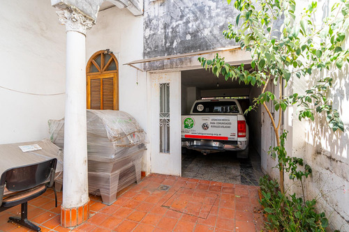 Venta - Casa De 3 Dormitorios Con Patio Seco Y Cochera. Parque, Rosario.