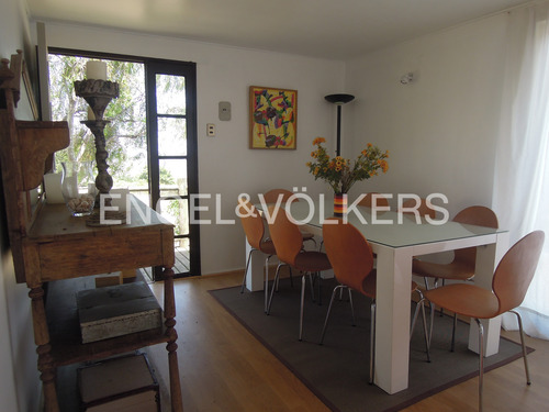 Casa Con Vista Soñada En Altos De Santo Domingo.