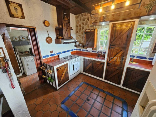 Bella Casa Tipo Chalet Holandés En Venta San Antonio De Los Altos 24-9993 Edf