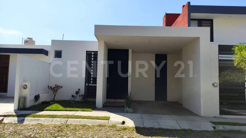 Casa En Venta En Fraccionamiento Santa Maria, Colima