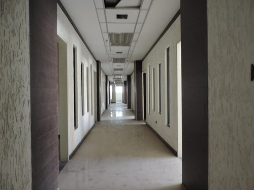 Edificio Ideal 24-18672 Para Funcionamiento De Clínica Y Oficinas En La Urbina