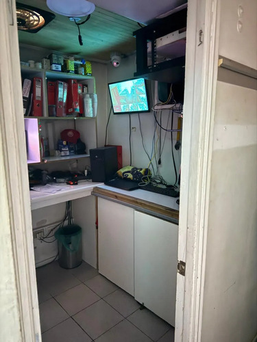Local Comercial En Av Recoleta, Ideal Para Comida Trifasica