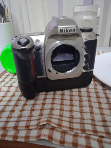 Nikon N65 Cámara Reflex Solo Cuerpo Cargador Funcionando