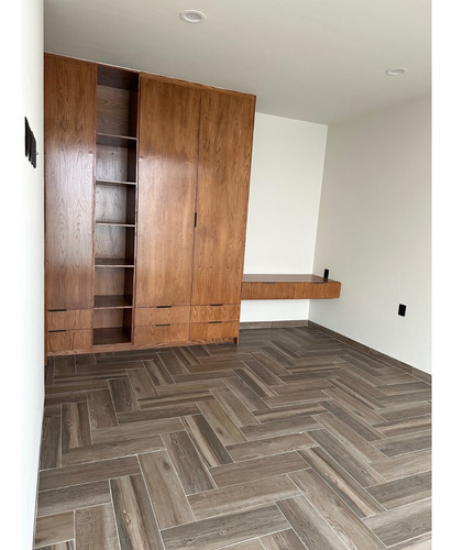 Excelenta Casa En Lomas, Calidad Y Ubicacion Excelente. Oportunidad