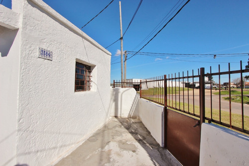 Alquiler De Casa En Jardines Del Hipódromo. Al Frente, 2 Ambientes O Dormitorios, 1 Baño, Cocina Definida, Patio-jardín.