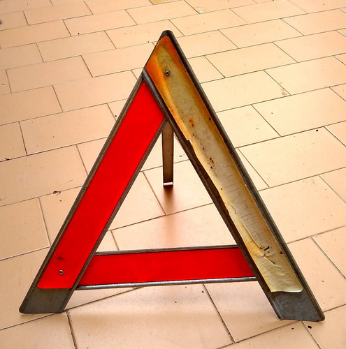Antiguo Triángulo Plegable De Seguridad Vial