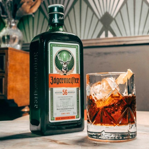 Jägermeister Licor Herbal 700ml + Malaria Gin Black Botella