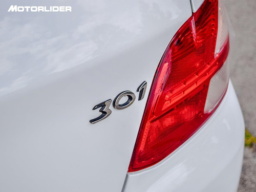 Imagen 20 de 25 de Peugeot 301 Extra Full 1.2 | Permuta / Financia