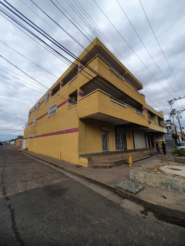 Edificio A Pie De Calle En La Av. Francisco De Miranda