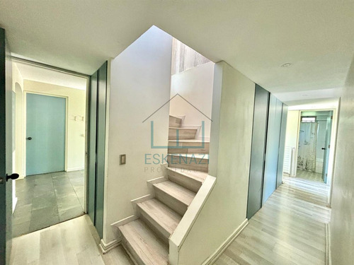 Remodelada!! Impecable Casa En Venta De 5 Dorm. La Dehesa.