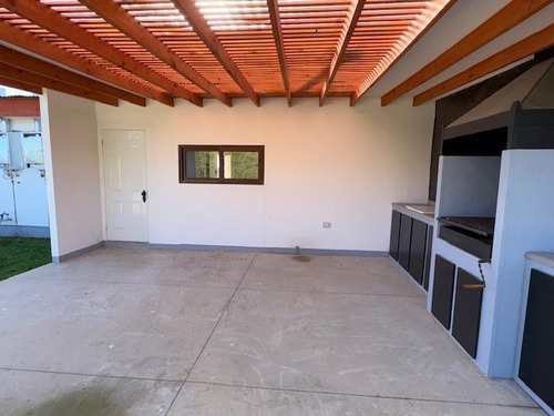 Casa En Arriendo De 4 Dorm 3 B. En Condominio Olivar