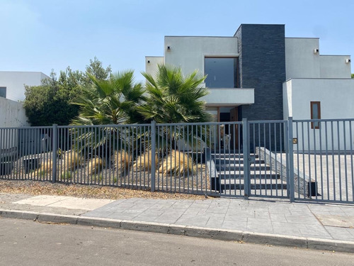 Casa 4 D + Escritorio + Servicio Colegios Lincoln Y Duna