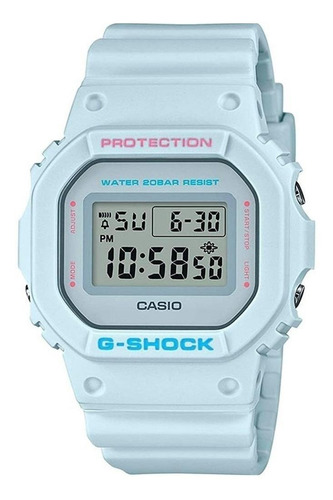 Reloj de pulsera Casio G-Shock DW5600 de cuerpo color blanco, digital, fondo gris, con correa de resina color blanco, dial negro, minutero/segundero negro, bisel color blanco, celeste y rosa, luz azul verde y hebilla simple