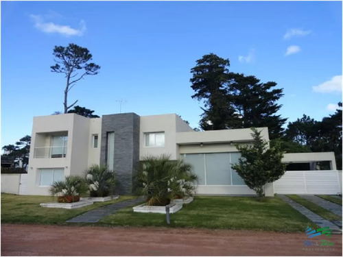 Vendo Casa De 4 Dormitorios Con Piscina En Barrio Privado, Playa Mansa, Punta Del Este
