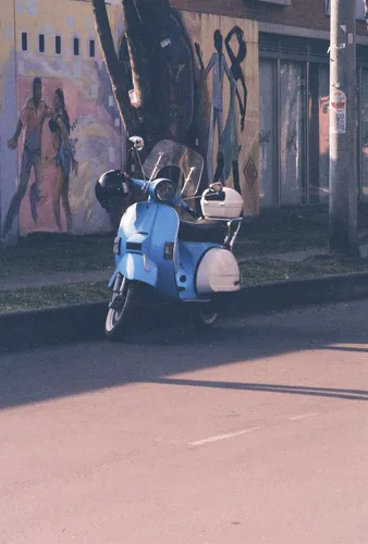 Vespa Piaggio 150, Color Azul Cielo Y Blanco