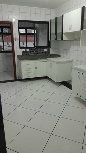 Apartamento Com Dois Quartos E Garagem Fechada