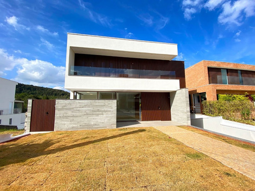 Imagem 1 de 30 de Casa Nova E Moderna Com Vista Incrível No Residencial Sociedade Alphasitio, Em Alphaville, Santana De Parnaíba-sp. 551m² De Área Construída, 523m². - Ca0141