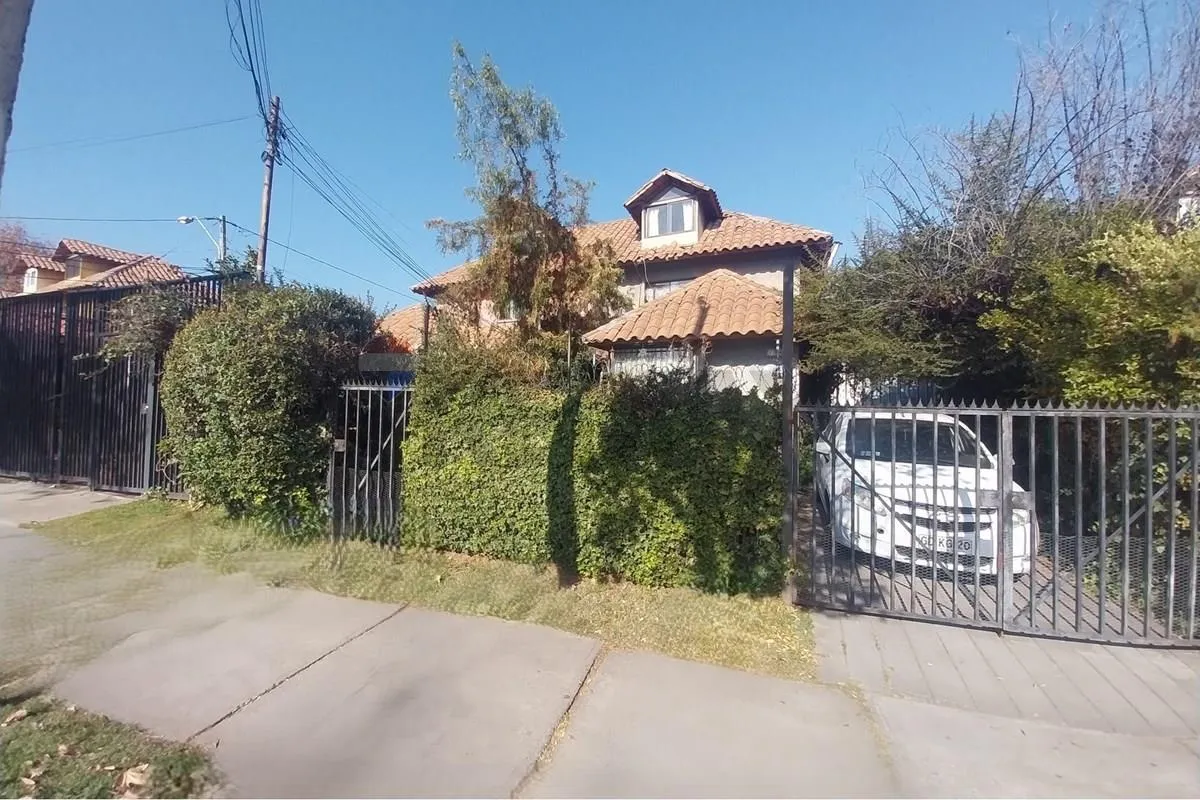 Imagen 2 de 30 de Amplia Casa En Barrio Tranquilo Y Consolidado