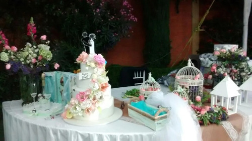 Imagen 2 de 3 de Figura De Novios Abrazados Para Pastel De Boda