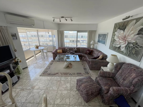 Apartamento De 3 Dormitorios Con Vista Al Mar, Hermoso