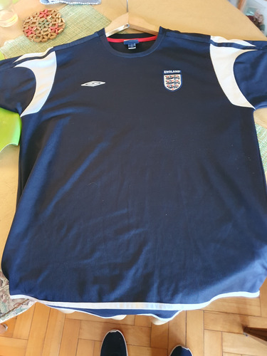 Remera Deportiva Umbro Hombre Escudo Inglaterra (Usado)