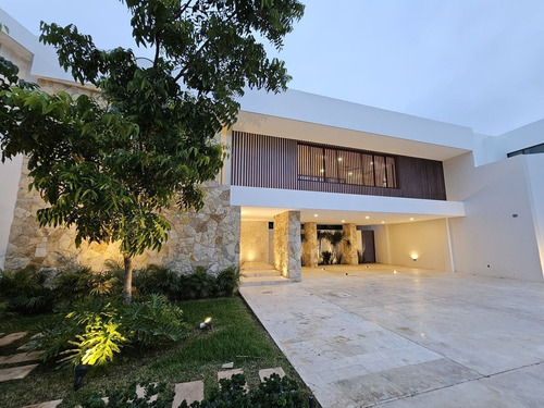 Residencia De Lujo En Venta Ubicada En La Privada Bosques De Altabrisa, Merida.