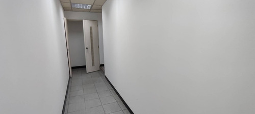 Local Comercial En Alquiler De Esquina En La Av Las Ferias Muy Cerca De La Av. Lara De 1.200 M2, Ideal Para Concecionario De Motos, Vehiculo, Muebleria, Ferreteria, Supermercados, Etc. Rp.