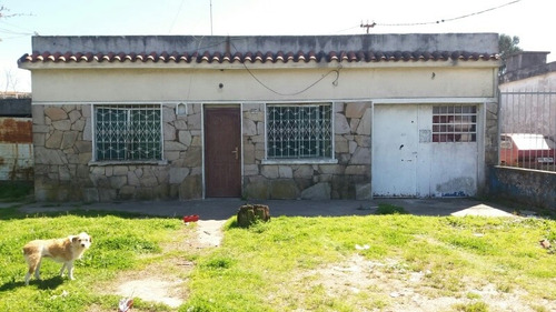 Imagen 1 de 12 de Casa De 3 Dormitorios Ideal Esquina Para Negocio.