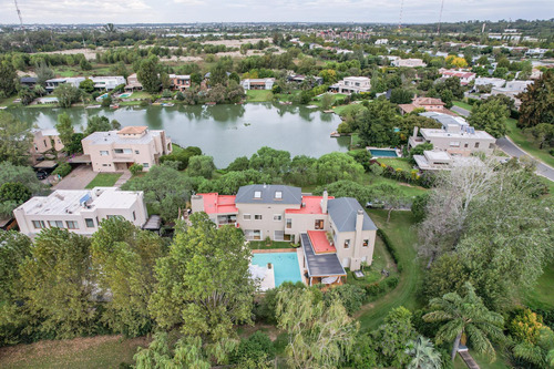 Casa En Venta En El Barrio Santa Bárbara, Bancalari, Tigre